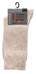 pár béžových ponožek se štítkem s nápisem komfort wear original wellness strümpfe ohne gummidruck, velikost 39 42, s červeným lékařským symbolem.