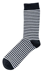 Černobílá pruhovaná ponožka s pevnou černou špičkou, patou a manžetou. ponožka je zobrazena na obyčejném bílém pozadí.