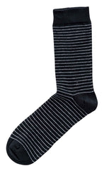 na bílém pozadí je zobrazena černá ponožka s tenkými bílými vodorovnými pruhy. ponožka je umístěna vzpřímeně a ukazuje její plnou délku a detail.