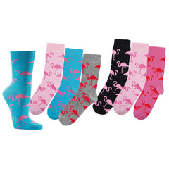 sedm párů barevných ponožek uspořádaných v řadě, každá se vzorem plameňáků. barvy jsou modrá, růžová, šedá a černá s kontrastními motivy plameňáků.