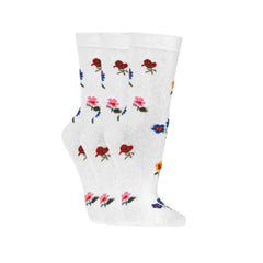pár bílých ponožek se vzory červených růží, růžových a fialových květů a modrých květů se žlutými středy. design je uspořádán do vodorovných řad, což dává barevný a květinový vzhled.