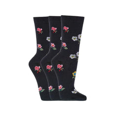 tři černé ponožky s květinovými vzory, včetně červených, bílých a žlutých květů, jsou zobrazeny na bílém pozadí.