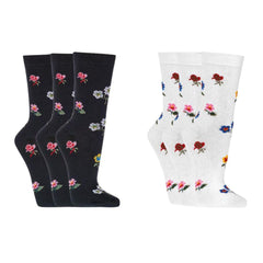 jsou zobrazeny dva páry ponožek. jeden pár je černý s barevnými květinovými vzory. druhý pár je bílý, také s různými barevnými květinovými vzory. každý pár má svéráznou estetiku inspirovanou přírodou.