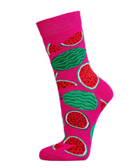 jediná růžová ponožka s živým vzorem nakrájených a celých vodních melounů v zelené a červené barvě. ponožka je zobrazena na bílém pozadí.