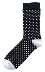 Černá ponožka se vzorem malých bílých teček a pevnou bílou špičkou a patou.