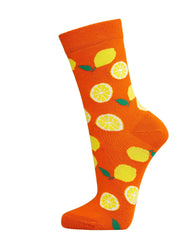 oranžová ponožka s hravým vzorem celých a nakrájených citronů, zvýrazněných zelenými listy.