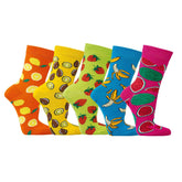 Řada pěti barevných ponožek s ovocnými vzory: pomeranče na oranžové, kiwi na žluté, jahody na zelené, banány na modré a vodní melouny na růžové.