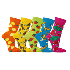 Řada pěti barevných ponožek s ovocnými vzory: pomeranče na oranžové, kiwi na žluté, jahody na zelené, banány na modré a vodní melouny na růžové.