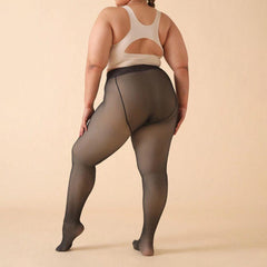 osoba v béžové sportovní podprsence a černých punčochách pózuje na béžovém pozadí. stojí s jednou nohou mírně vpředu a levou paží opřenou o bok, se zadním výřezem vršku.