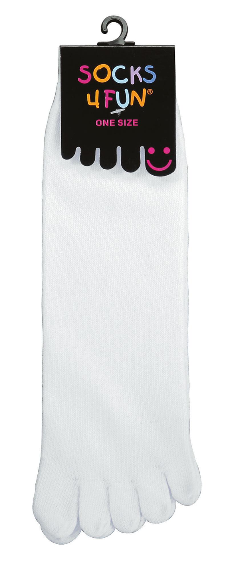 pár bílých ponožek se štítkem s nápisem socks 4 fun barevnými písmeny. Štítek má černé pozadí s usměvavou růžovou tváří a one size v červeném textu. ponožky jsou na černém ramínku.