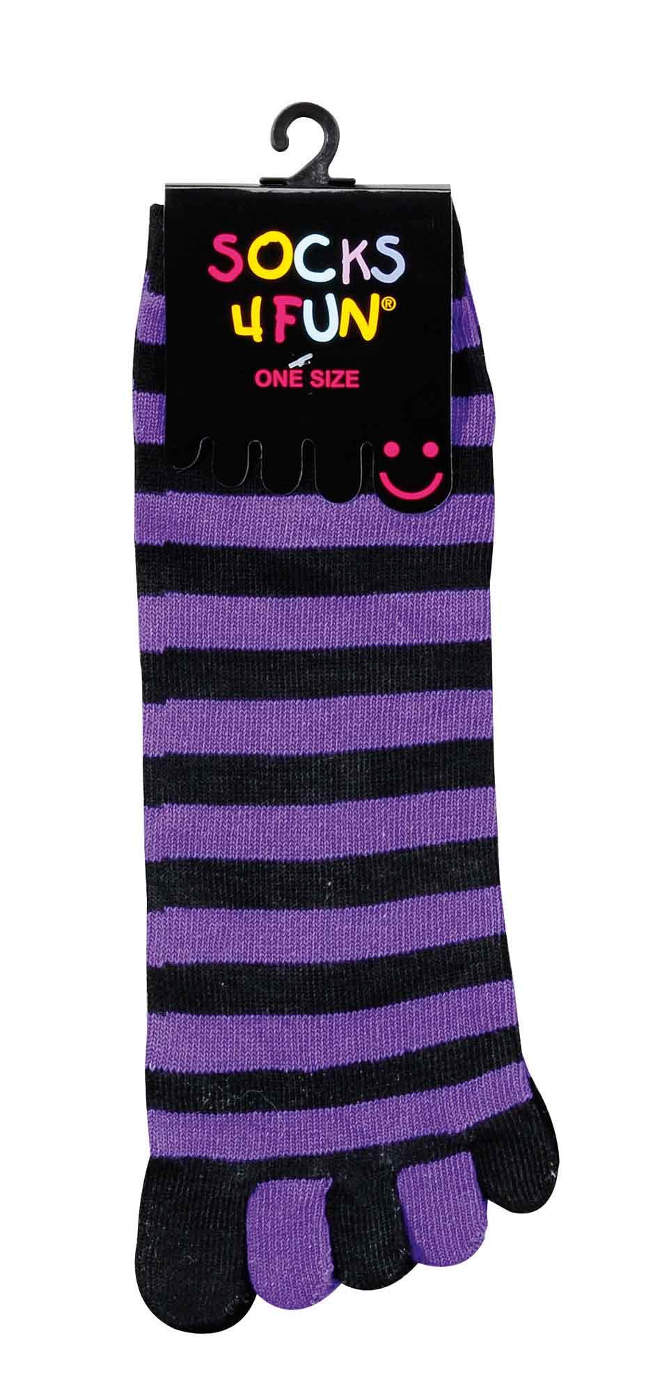 pár prstových ponožek s černými a fialovými pruhy, visící na černém ramínku. na štítku je barevnými písmeny nápis socks 4 fun a červený nápis one size. na etiketě je růžový smajlík.