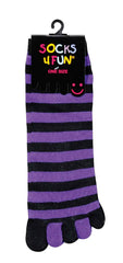 pár prstových ponožek s černými a fialovými pruhy, visící na černém ramínku. na štítku je barevnými písmeny nápis socks 4 fun a červený nápis one size. na etiketě je růžový smajlík.