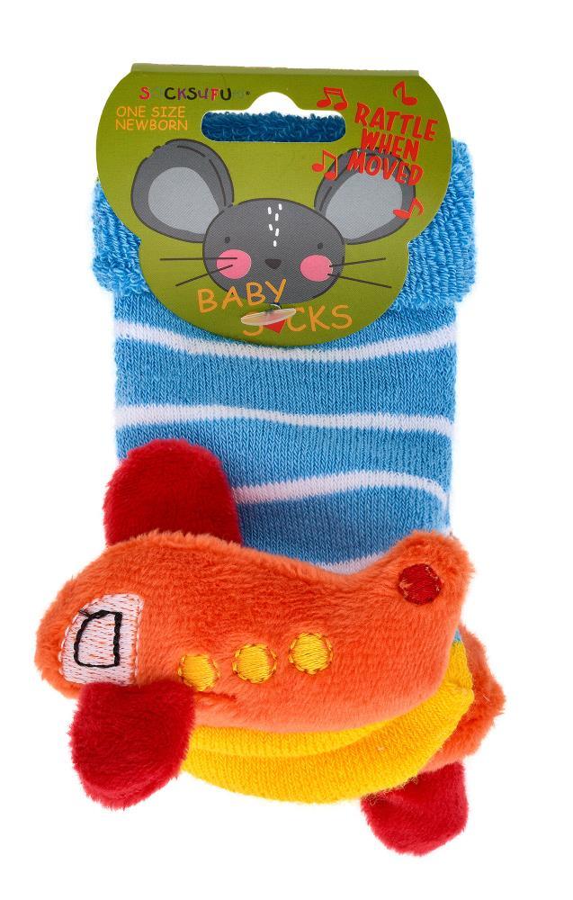 pár dětských ponožek s modrobílými pruhy. v příloze je červené a oranžové plyšové letadlo. balení obsahuje kreslený design myši s textem baby socks a rattle when moved.