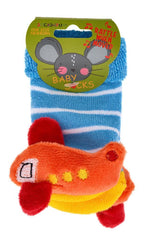pár dětských ponožek s modrobílými pruhy. v příloze je červené a oranžové plyšové letadlo. balení obsahuje kreslený design myši s textem baby socks a rattle when moved.