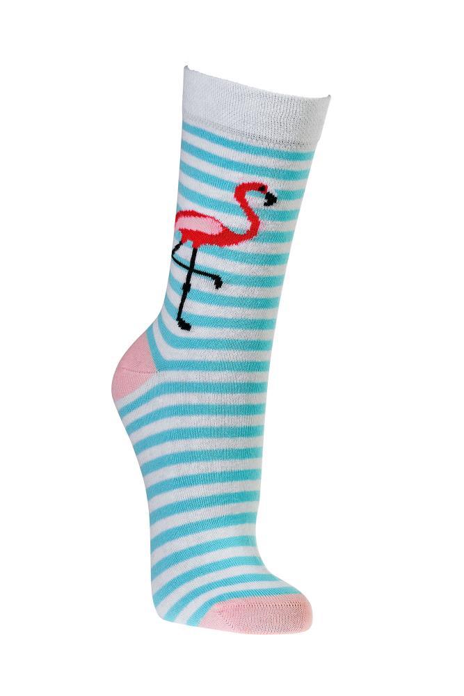 ponožka s modrobílými vodorovnými pruhy má design růžového plameňáka. Špička a pata jsou růžové.