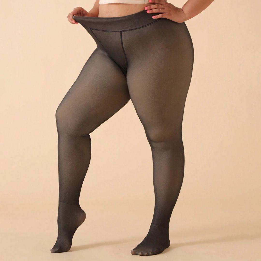 osoba v černých průsvitných punčochách stojí na neutrálním pozadí, drží pás mírně od těla a předvádí střih a materiál punčochového zboží.